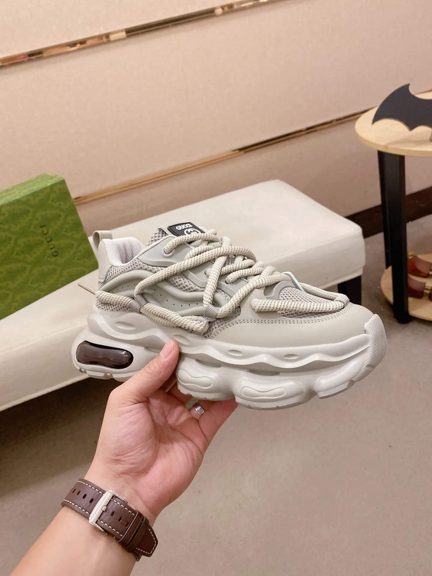 Men's shoes 💰 480💰🇮🇹🇮🇹GUCCI (Gucci) top 🔍🔍 new models are on sale at the same time at the counter. The upper 🇮🇹 is made of top-grain cowhide imported from Italy. Fully imported genuine leather lining 💪💪, completely 1⃣️ to 1⃣️ replica 🇮🇹💪💪, ⚠ sole: original sole provided by the original factory, exclusive movable molded sole super comfortable, ⚠ original factory follow-up, 🔍🔍 high quality, you can go in and out of the counter at will, welcome to compare⚠. Code number:38-44